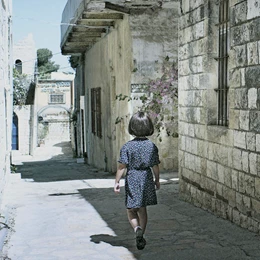 Abbildung von Portugali | And the alley she whitewashed in light blue | 1. Auflage | 2022 | beck-shop.de